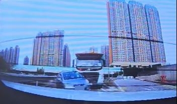 私家車被吊臂車推撞。fb香港突發事故報料區影片截圖