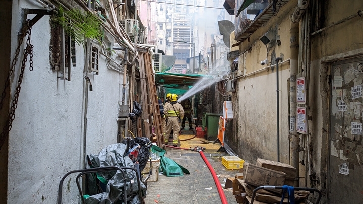 消防員射水灌救。李家傑攝