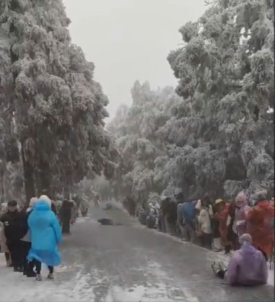南岳區政府服務熱線工作人員向傳媒表示，景區下雪後路面結冰打滑，確實有人摔倒。 網片截圖