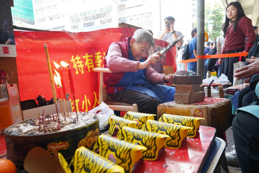 驚蟄｜鵝頸橋「打小人」現人潮內地客初體驗讚有趣排句鐘求轉運：出年仲想嚟!