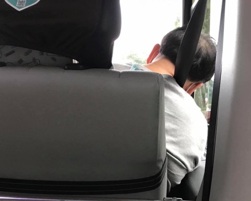 司機頭部愈來愈向右邊傾斜。將軍西貢 facebook 專頁相片