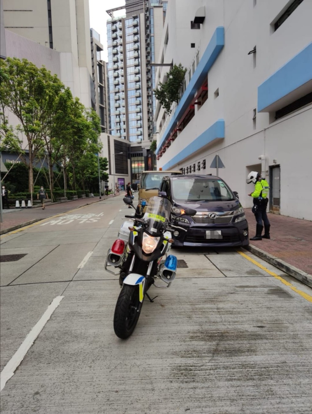 行動中警方拖走9輛違泊汽車。