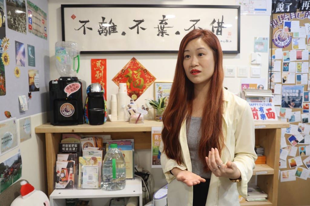 路德會青亮中心的中心主任梁翠儀表示，解決外圍賭博問題，必須加強對年輕人沉迷賭博禍害的宣傳及教育。