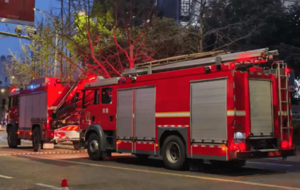 重慶大學實驗室爆炸，消防車趕到現場。