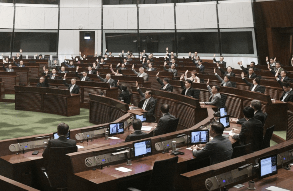 文章讚第七屆立法會一些議員為推動愛國愛港力量新老交替、薪火相傳,放棄競逐連任,表現出高風亮節。 文章讚第七屆立法會一些議員為推動愛國愛港力量新老交替、薪火相傳,放棄競逐連任,表現出高風亮節。