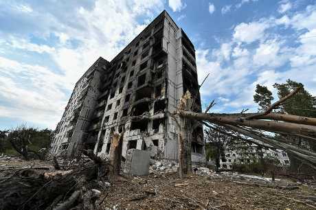 扎波羅熱有住宅大樓中彈，損毀嚴重。路透社