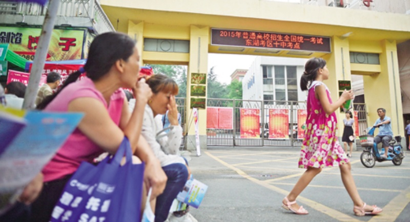 不少家長為了能考出好成績不斷給孩子安排學習活動。新華社