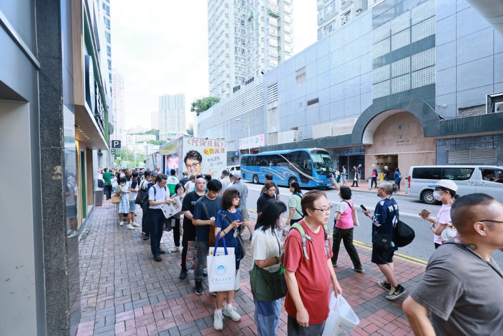 現場出現人龍。 現場出現人龍。