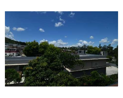 單位外望內園景，眺望綠林景。
