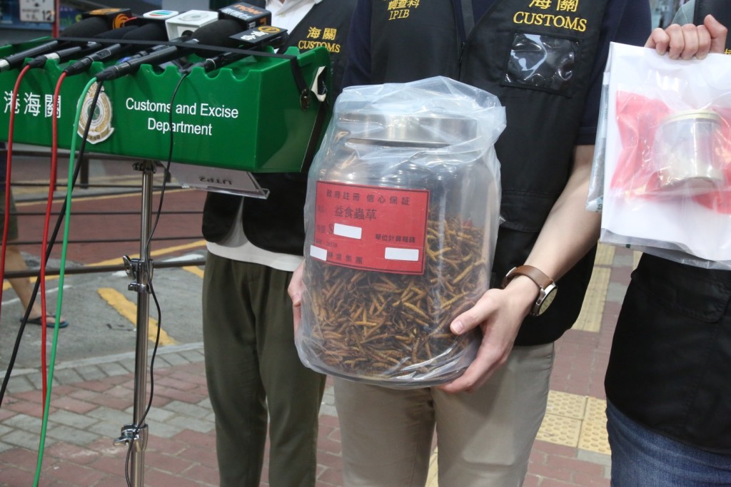 职员涉嫌以「両变钱」的不良营商手法，向内地游客销售中药材。