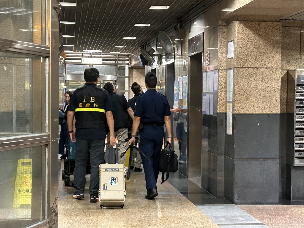 鑑證科人員到場蒐證。曾志恒攝