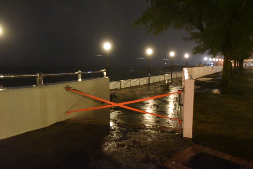 杏花邨部分海滨长廊被封闭。尹敬堂摄