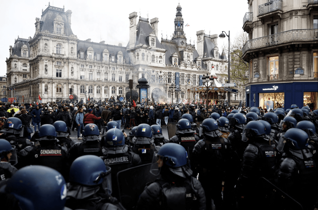 法國政府的退休金改革獲得憲法委員會批准後，法國憲兵在巴黎市政廳前的示威活動中戒備。路透社