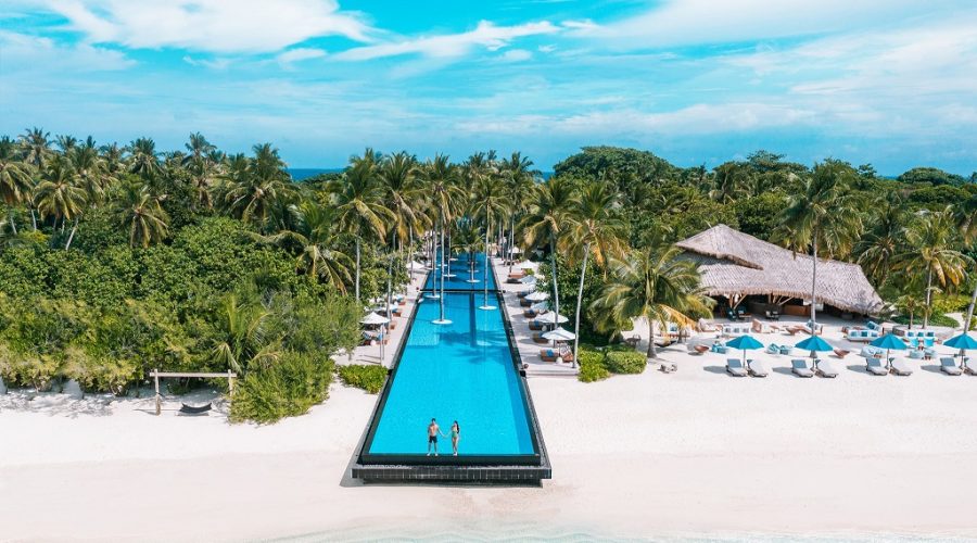 Fairmont Maldives Sirru Sen Fushi有個長達200米的無邊際泳池。