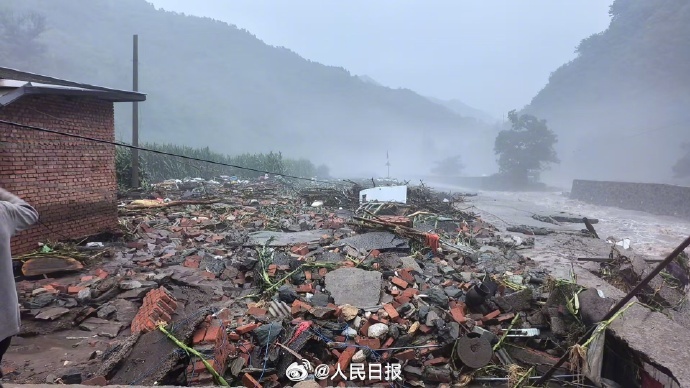 河北灤平暴雨引發山泥傾瀉,已造成8人死亡,4人仍然失蹤。人民日報 河北灤平暴雨引發山泥傾瀉,已造成8人死亡,4人仍然失蹤。人民日報