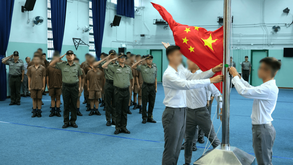 在囚青少年升旗隊首度進行國慶升旗儀式。懲教署圖片