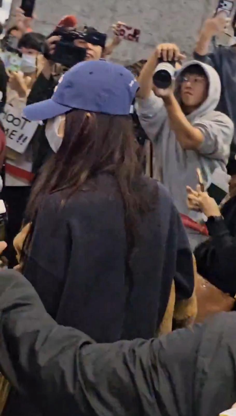 子瑜今早與隊友離開高雄。 子瑜今早與隊友離開高雄。