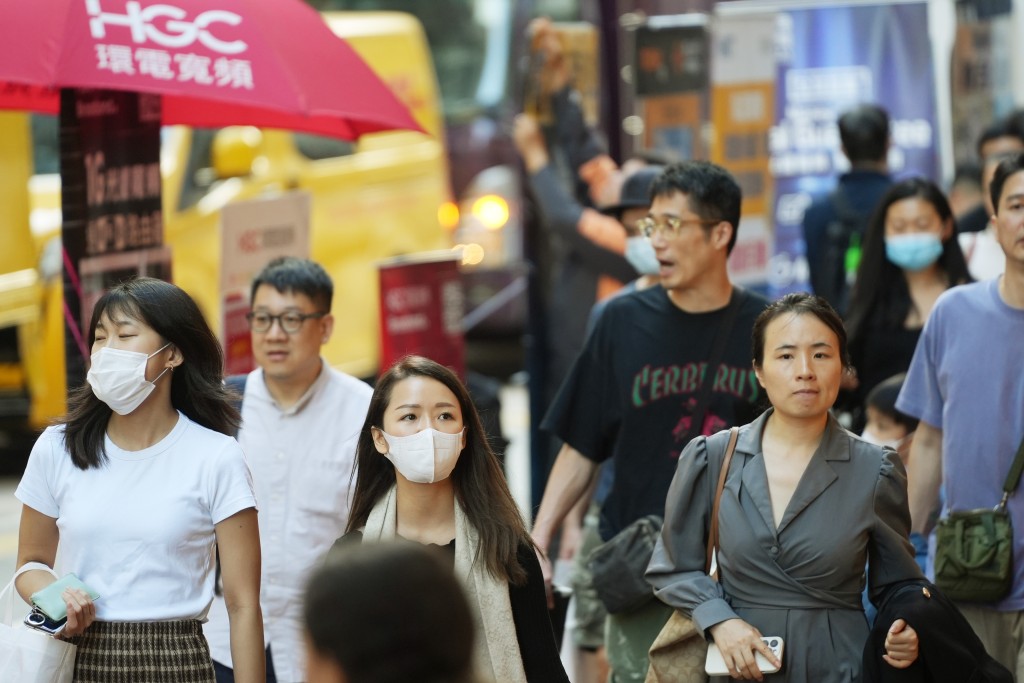 近日不少人戴上口罩。資料圖片 近日不少人戴上口罩。資料圖片