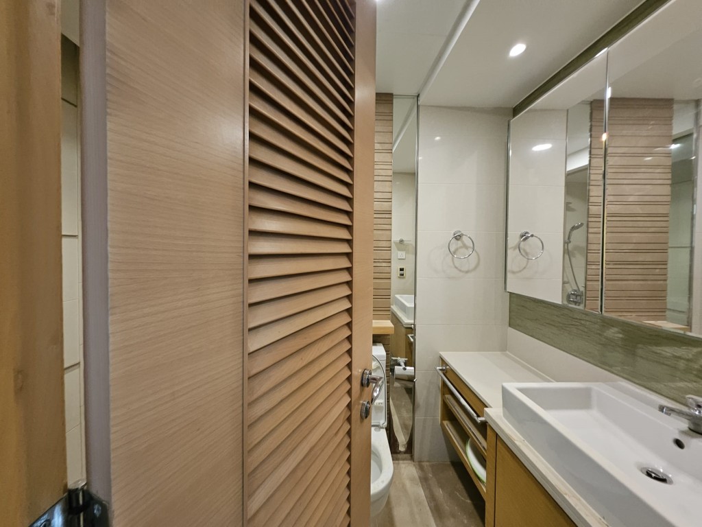 浴室整洁企理，设有镜柜增加收纳空间。