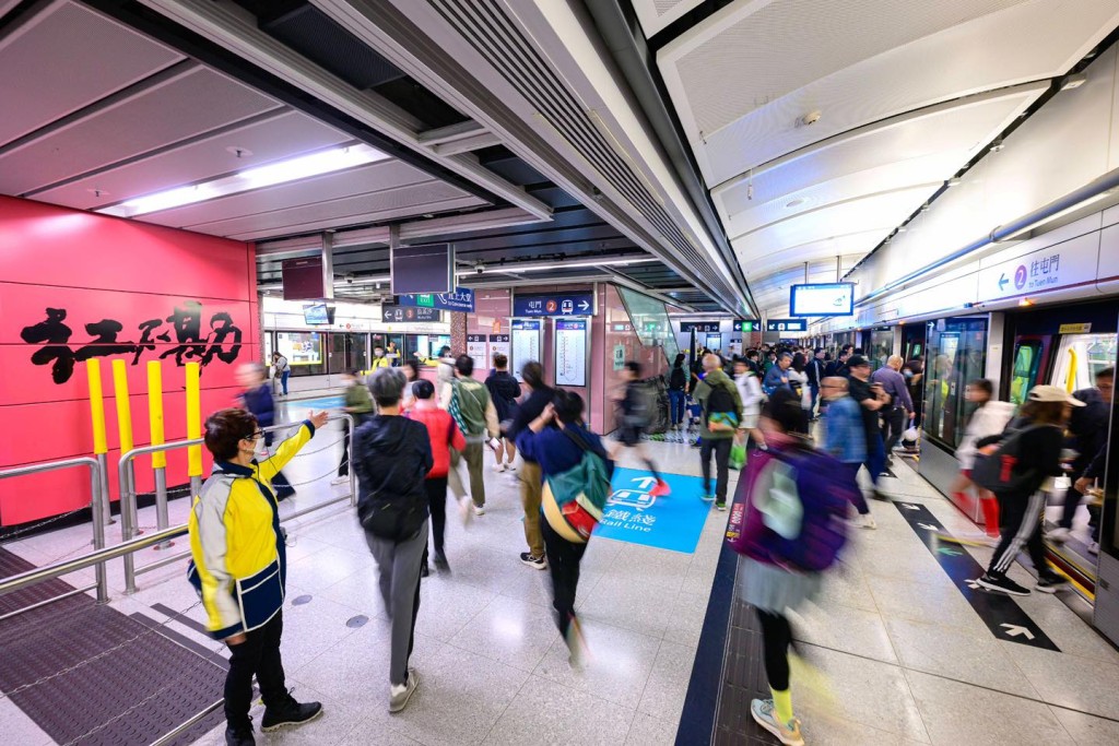 港鐵一直以客為先、用心服務，照顧市民的出行、購物、工作等需要。