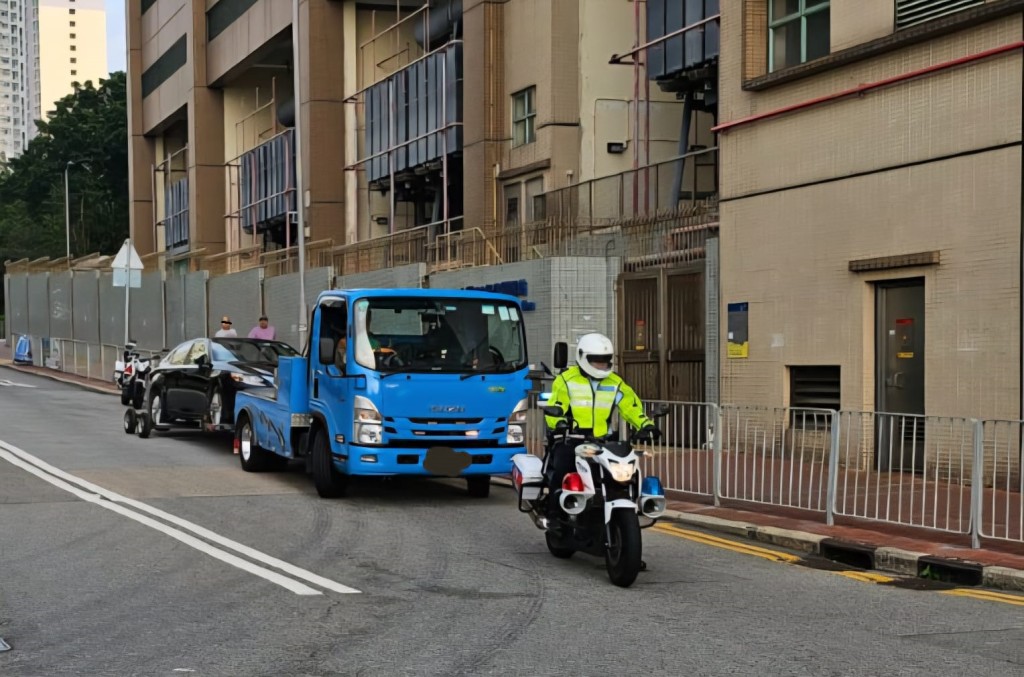 警方會在不予警告下將車輛即時拖走。 警方會在不予警告下將車輛即時拖走。