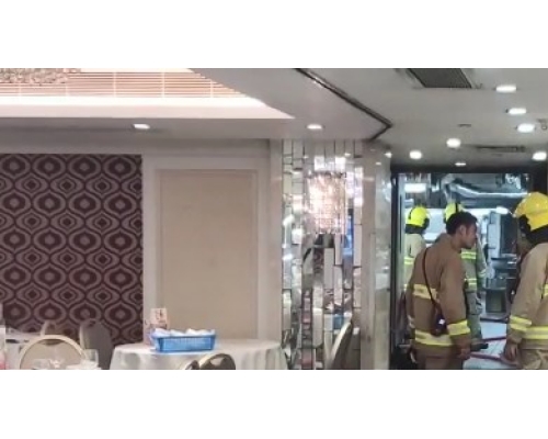 消防開一喉一煙帽救火。徐裕民攝