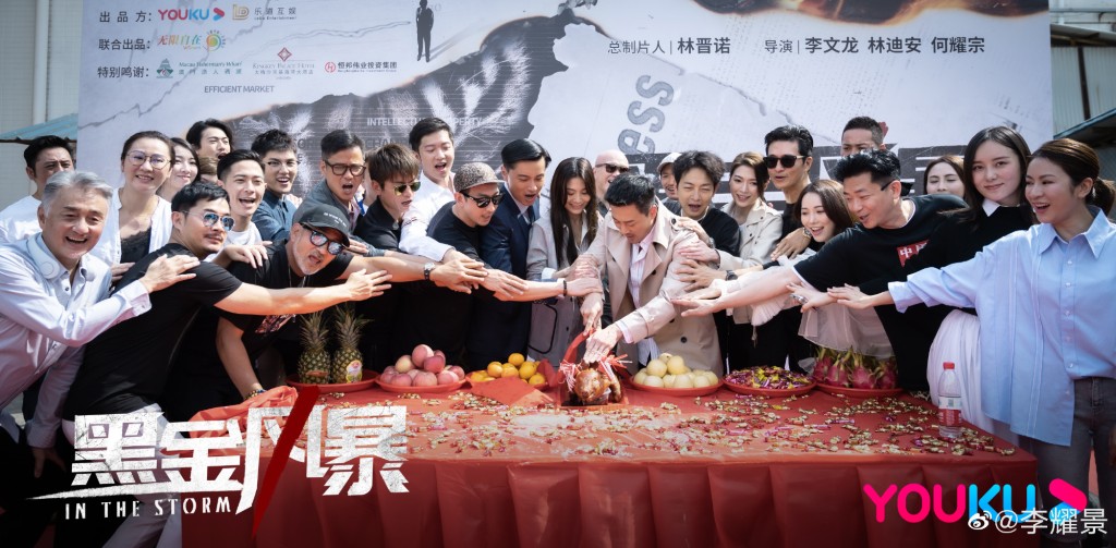 《黑金風暴》雲集多為香港藝人紅星，李耀敬都有出席拜神儀式。  ​