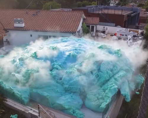 藍色泡沫淹沒整個後院。（影片截圖）