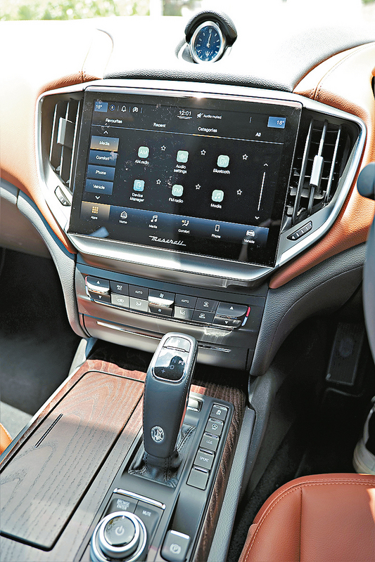 ●車廂中控台觸控屏幕由8.4吋擴大至10.1吋，配合全新操作介面。