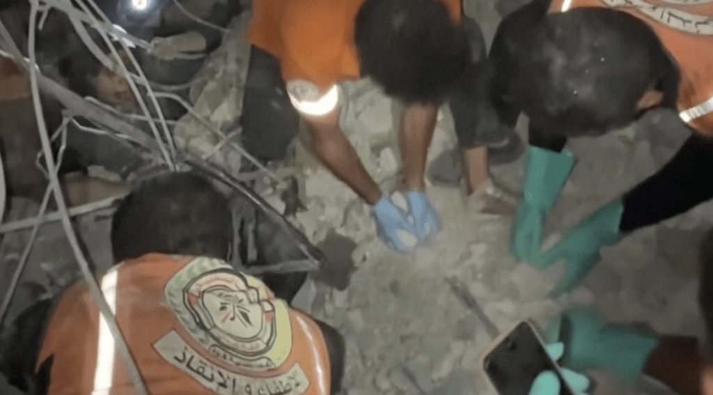 以色列总理内塔尼亚胡周二(28日)下令军方对加沙地带展开“强力打击”,民众在轰炸废墟中找寻生还者。路透社 以色列总理内塔尼亚胡周二(28日)下令军方对加沙地带展开“强力打击”,民众在轰炸废墟中找寻生还者。路透社