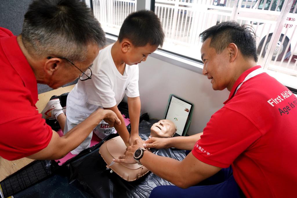 紅十字會近年加強社區救災工作，推廣AED訓練。