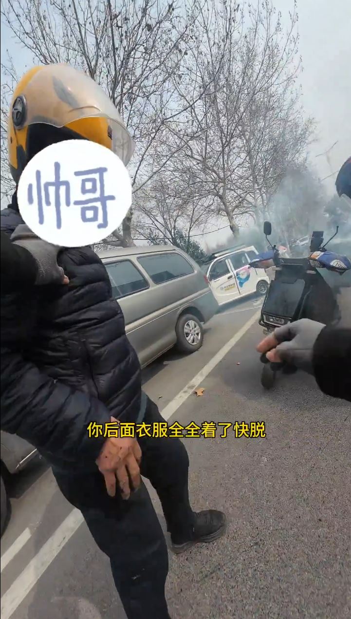 許先生協助起火騎手脫掉衣服。抖音@多哆飼養員