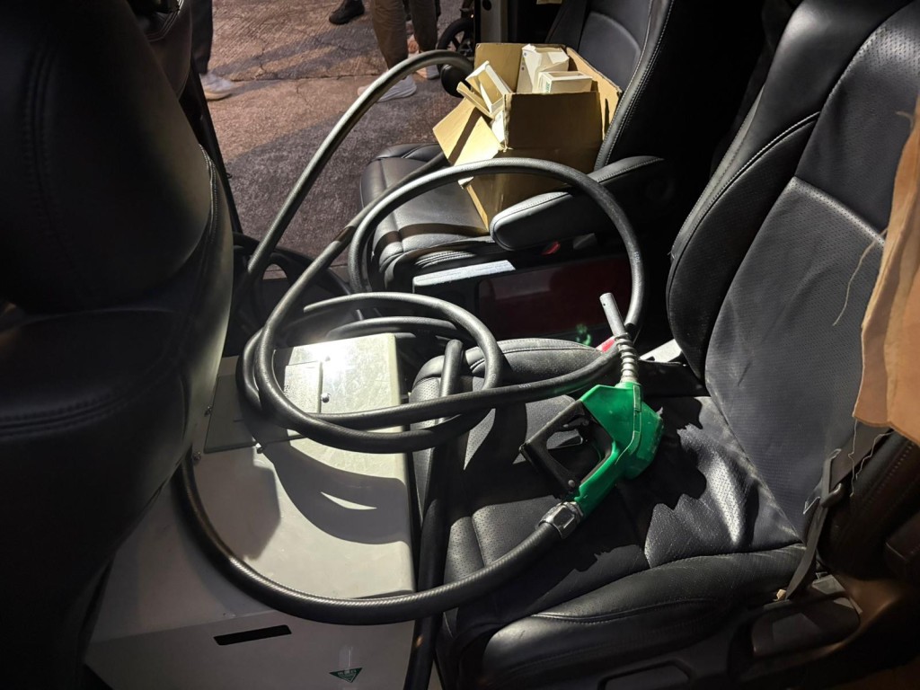 警方以及消防處人員發現大批入油工具。