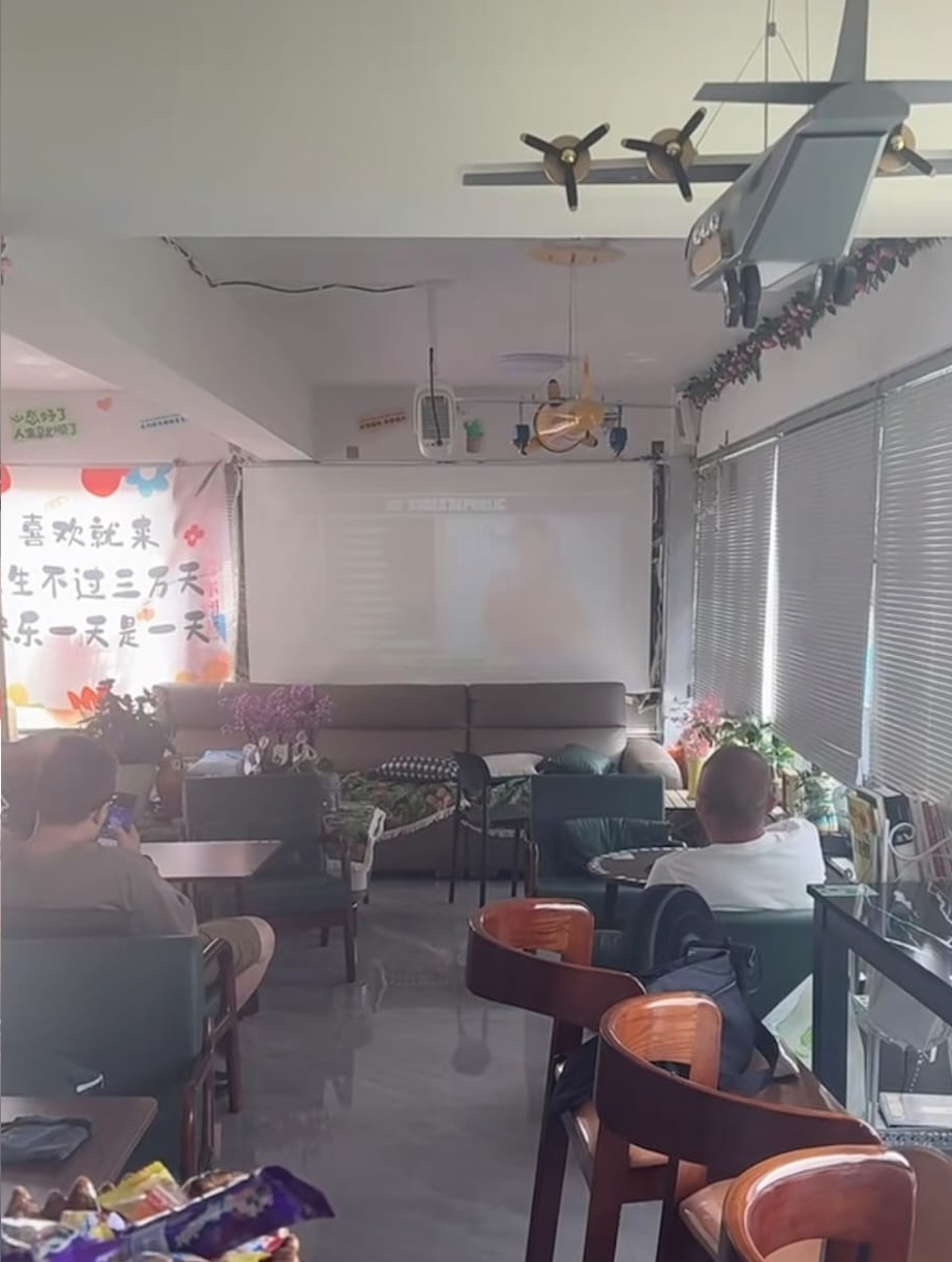 在12號早上,咖啡店老闆終迎來兩位客人。觀起茶咖.看飛機觀景店@小紅書 在12號早上,咖啡店老闆終迎來兩位客人。觀起茶咖.看飛機觀景店@小紅書