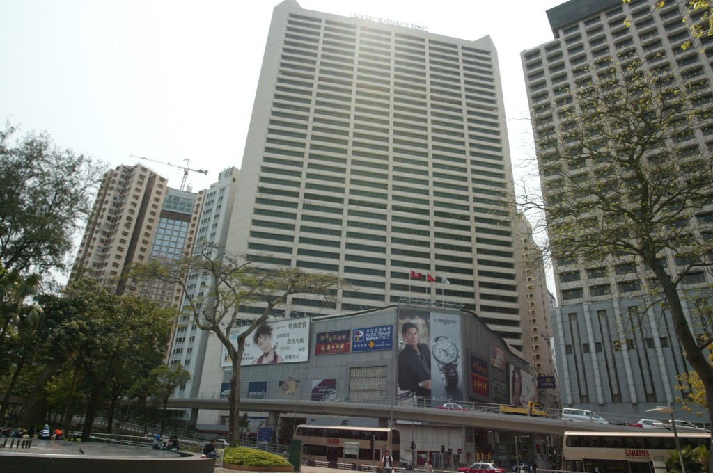 20152，華置向大劉出售銅鑼灣皇室大廈，作價120億元。