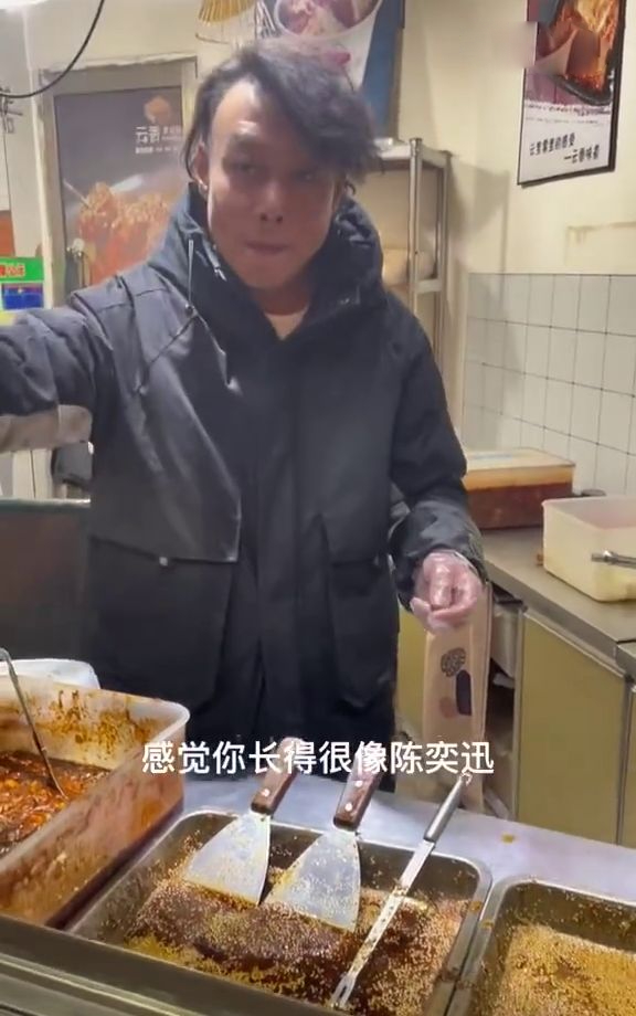 不過，有部分網民指臭豆腐攤老闆像黃渤。