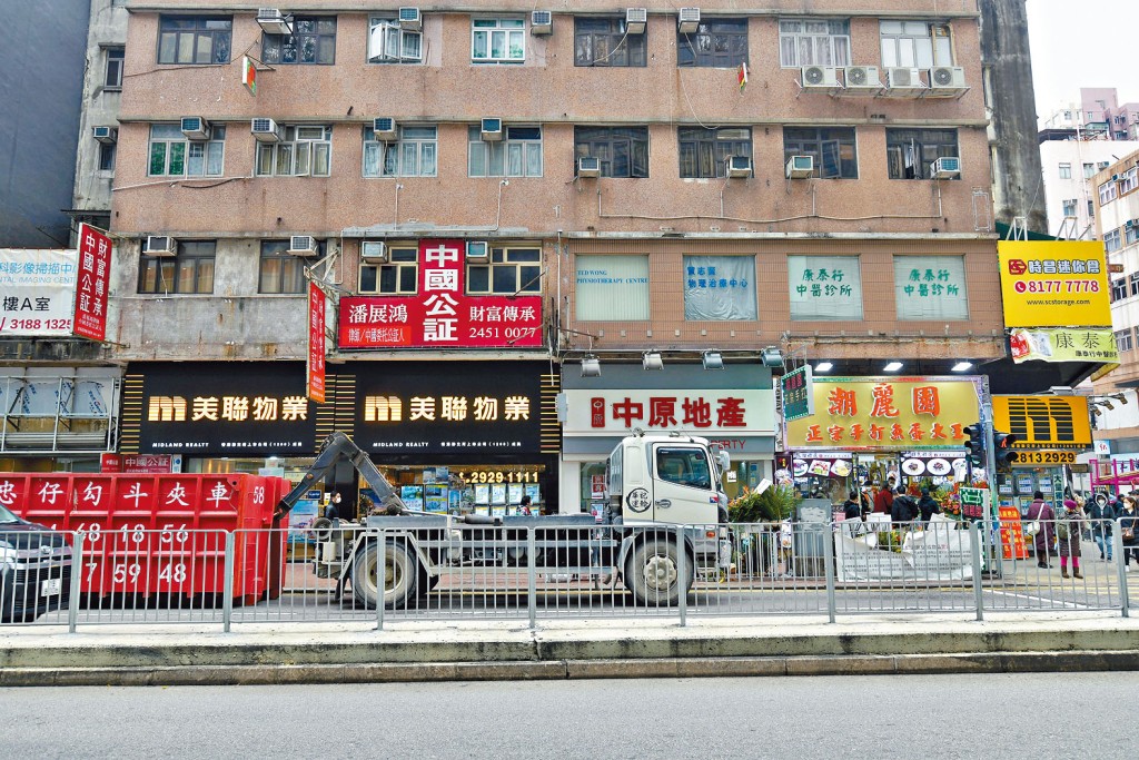 屯門鄉事會路冠興樓E鋪，由粉麵店潮麗園承租，租金急挫57%。