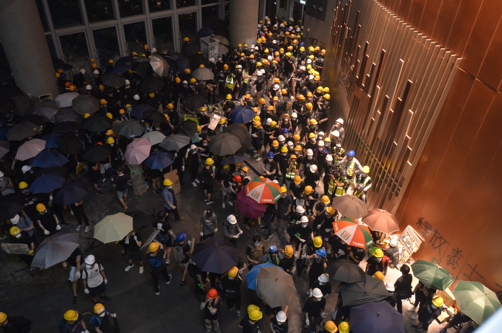2019年7月1日大批示威者衝擊立法會大樓。資料圖片
