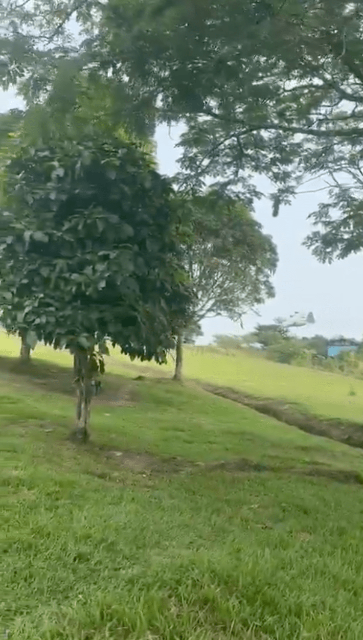 曝光的影片顯示了哥倫比亞空軍大力士運輸機墜毀前幾分鐘的情景。X@NoticiasCaracol