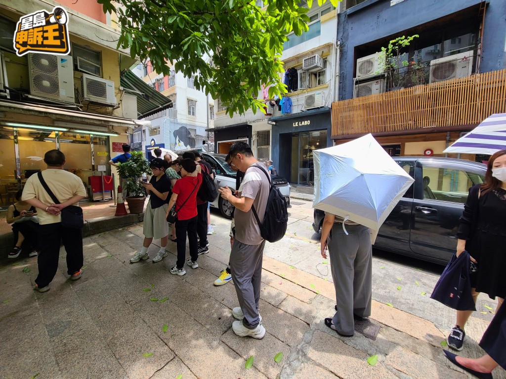 整個飯市時段,麵店生意都十分旺場,大批人客在門外等候。 整個飯市時段,麵店生意都十分旺場,大批人客在門外等候。