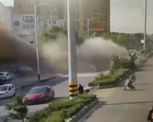 山东烟台福山区一间食店在今早发生爆炸，怀疑是燃气泄漏引起。