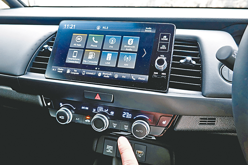 ●9吋觸控屏幕支援Apple CarPlay,恆溫冷氣內附花粉過濾功能。