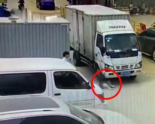 男童衝到馬路上,遭經過的貨車當場輾斃。(網圖)