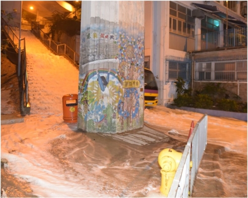 鹹水沿樓梯如激流般瀉下。