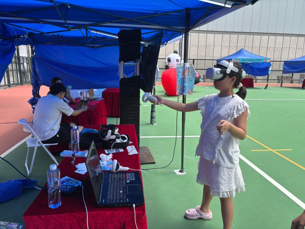 後來設計了各種AR/VR遊戲,以幫助孤獨症、多動症或有讀寫障礙的學生。 後來設計了各種AR/VR遊戲,以幫助孤獨症、多動症或有讀寫障礙的學生。