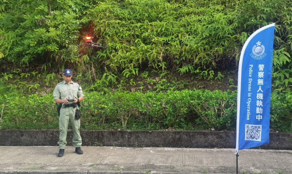 警察小型無人機隊及政府飛行服務隊也在高空偵察，配合地面人員行動。