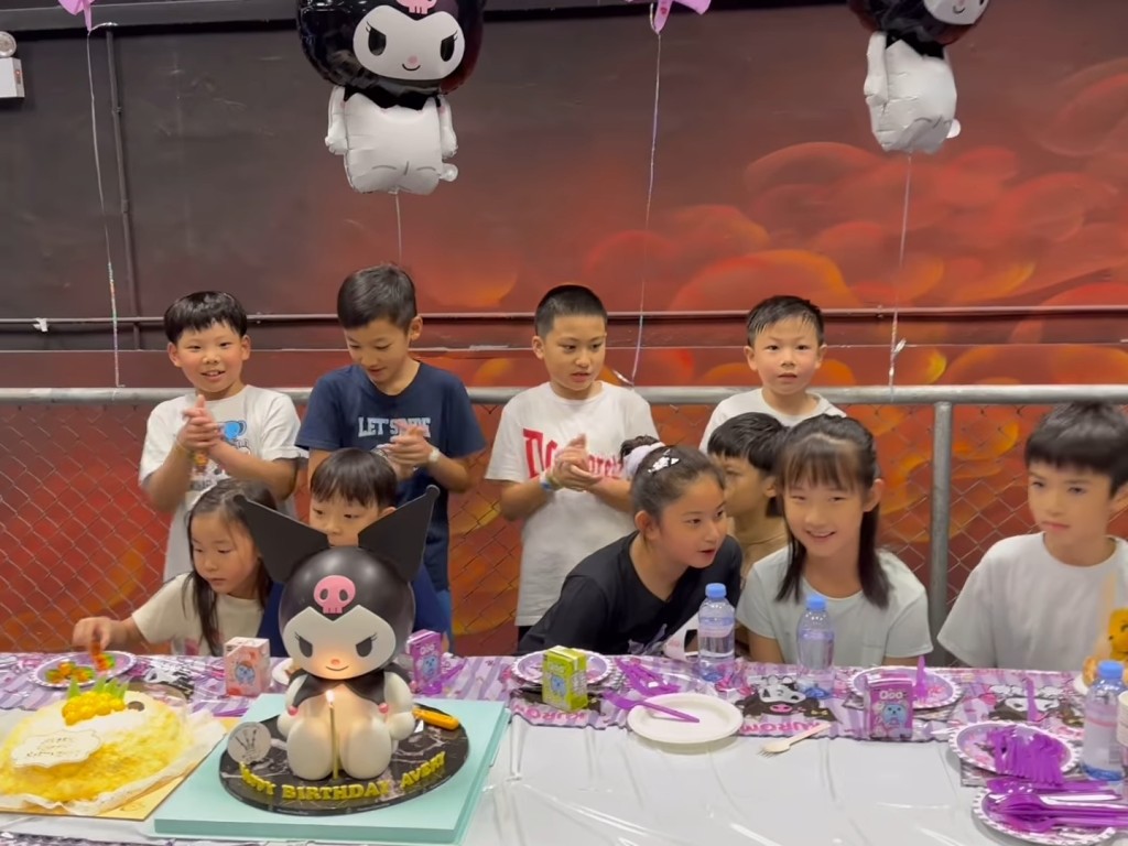 鄭希怡與老公為女兒在香港的彈床樂園舉行梁浸浸的生日會，並邀請了9位小朋友包括陳真（藍Tee者）及家長們一同慶祝。
