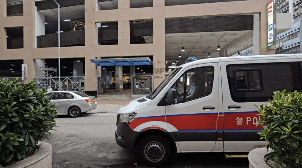 現場為紅磡崇安街18號半島廣場樓上一間金行。