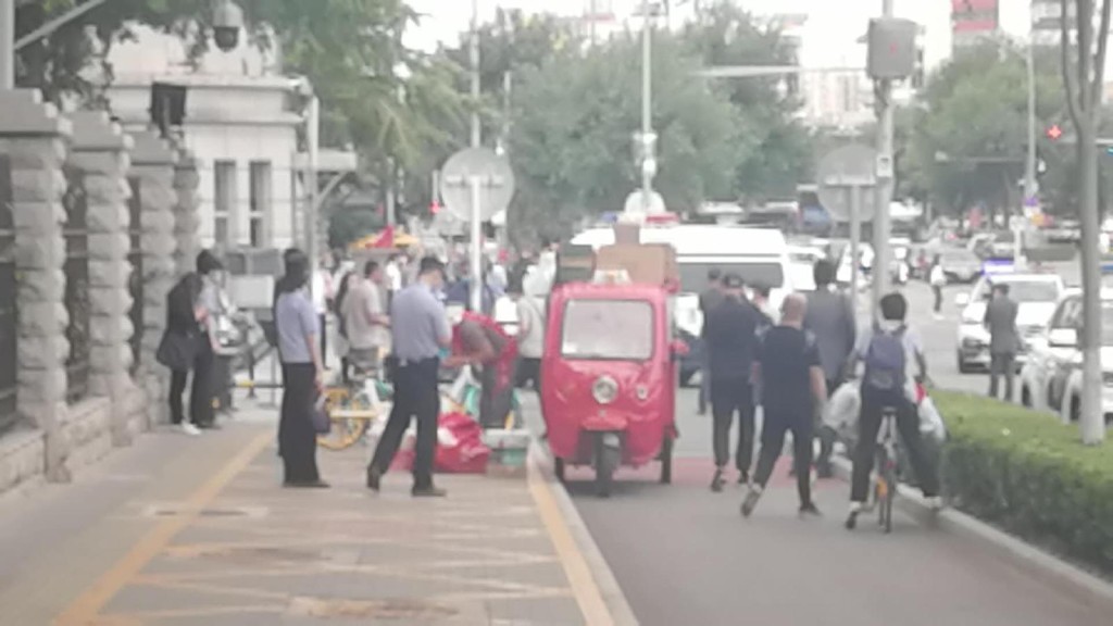 警車進入法院。張言天攝