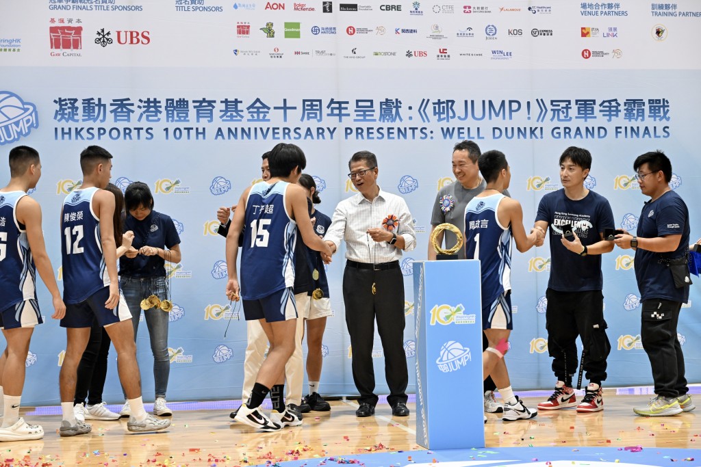 陈茂波主持一项篮球比赛冠军颁奖礼。政府新闻处图片